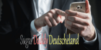 Mann, der Handy berührt