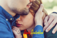 Mann umarmt Frau mit Zuneigung.