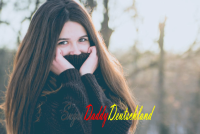 Mädchen bedeckt ihren Mund mit schändlichem Pullover.