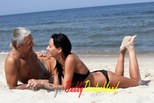 Hombre maduro y sugar baby son felices y sonrientes tumbados en la playa.