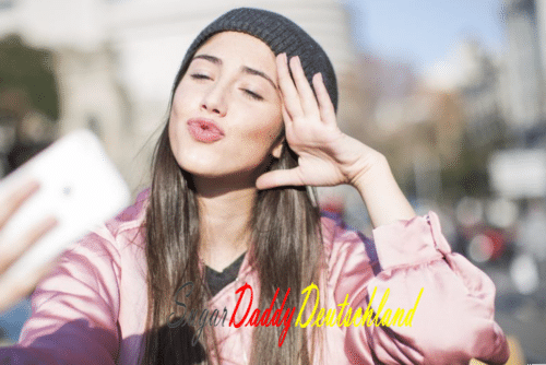 Chica se toma un selfie sonriente