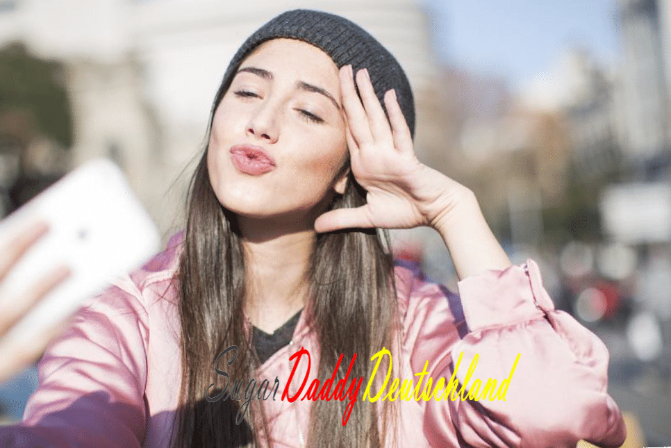 Une jeune fille prend un selfie en souriant