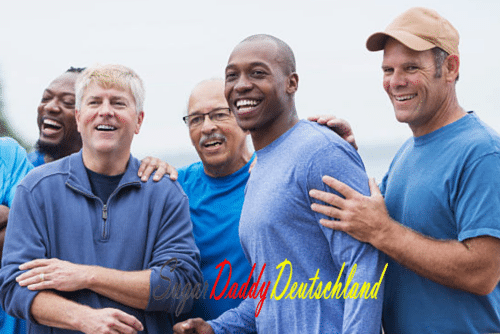 Grupo de hombres maduros sonriendo amigos.