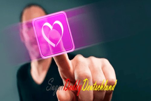 La persona toca el corazón en el aire como si fuera un botón.