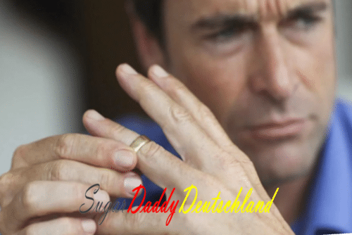 Un divorciado triste se quita el anillo