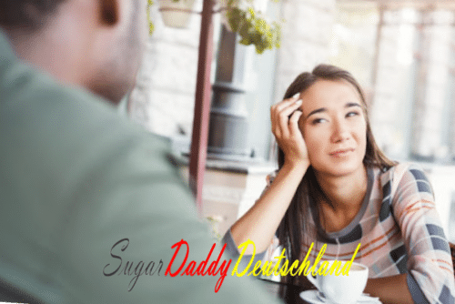 Chica mira aburrida a hombre en una cita