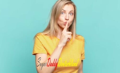 bonita chica rubia pide silencio