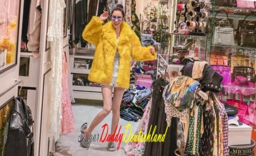 Chica riendo en un vestuario