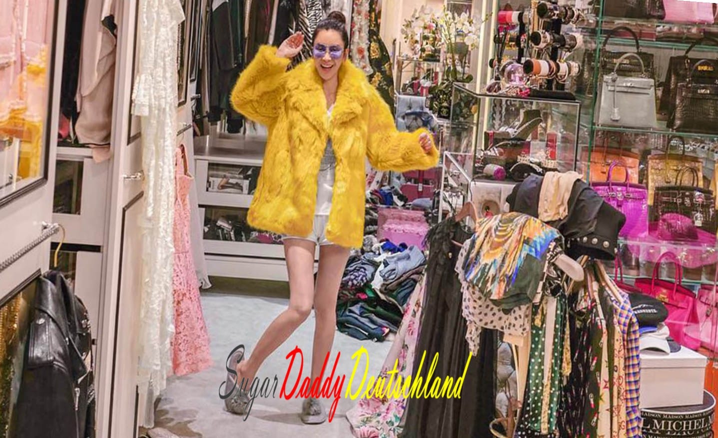 Dziewczyna śmiejąca się w przebieralni