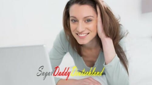 Una mujer hace una videollamada desde el ordenador