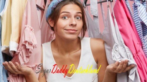 Mujer con mucha ropa detrás no sabe qué ponerse